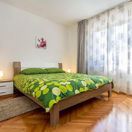아파트 Neu Renovierte Mit Klima, Wlan, Terrasse Und Grill 풀라