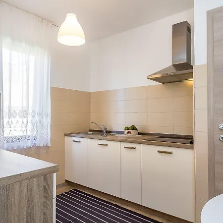 Neu Renovierte Mit Klima, Wlan, Terrasse Und Grill Póla
