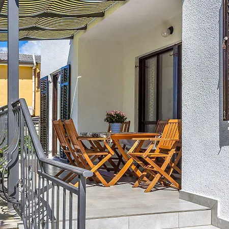 Neu Renovierte Mit Klima, Wlan, Terrasse Und Grill Póla