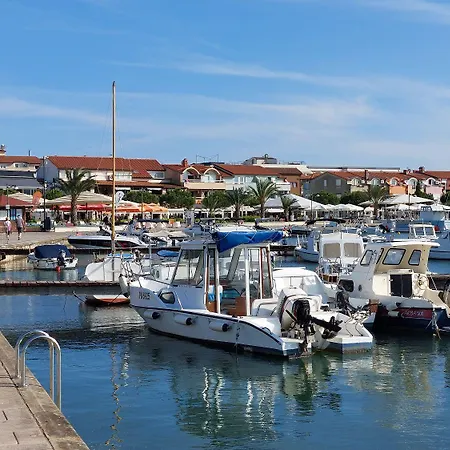 Neu Renovierte Mit Klima, Wlan, Terrasse Und Grill 아파트 풀라